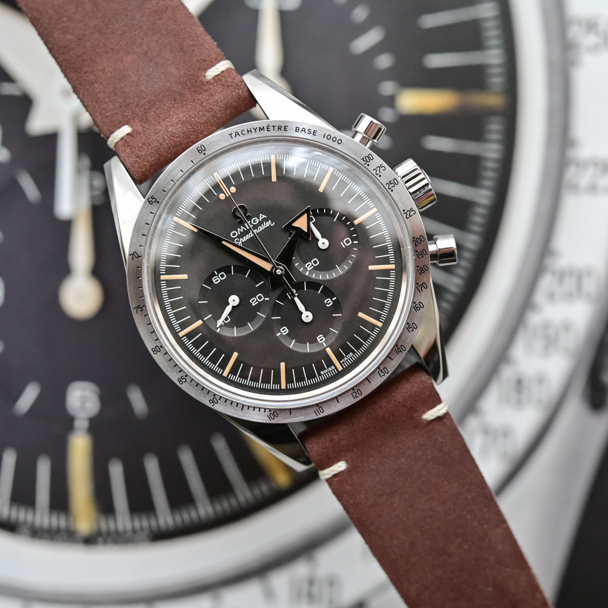 Comparative Review Speedmaster Moonwatch vs 60th Anniversary