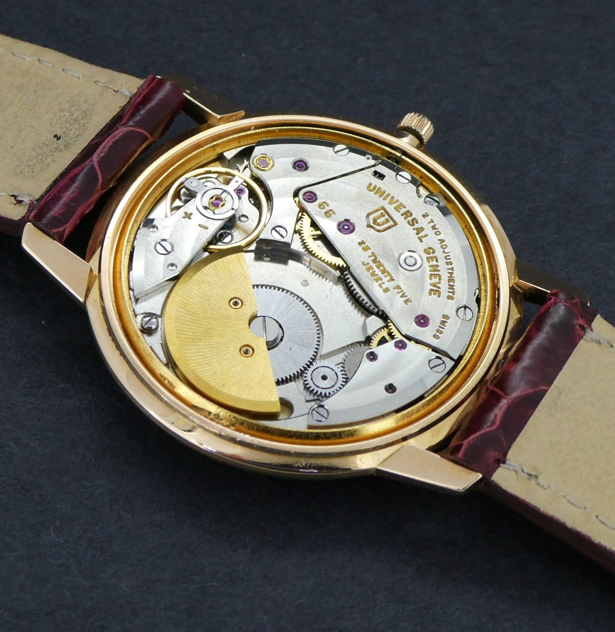 A Universal Genève micro-rotor movement - image by watchesoflancashire.com