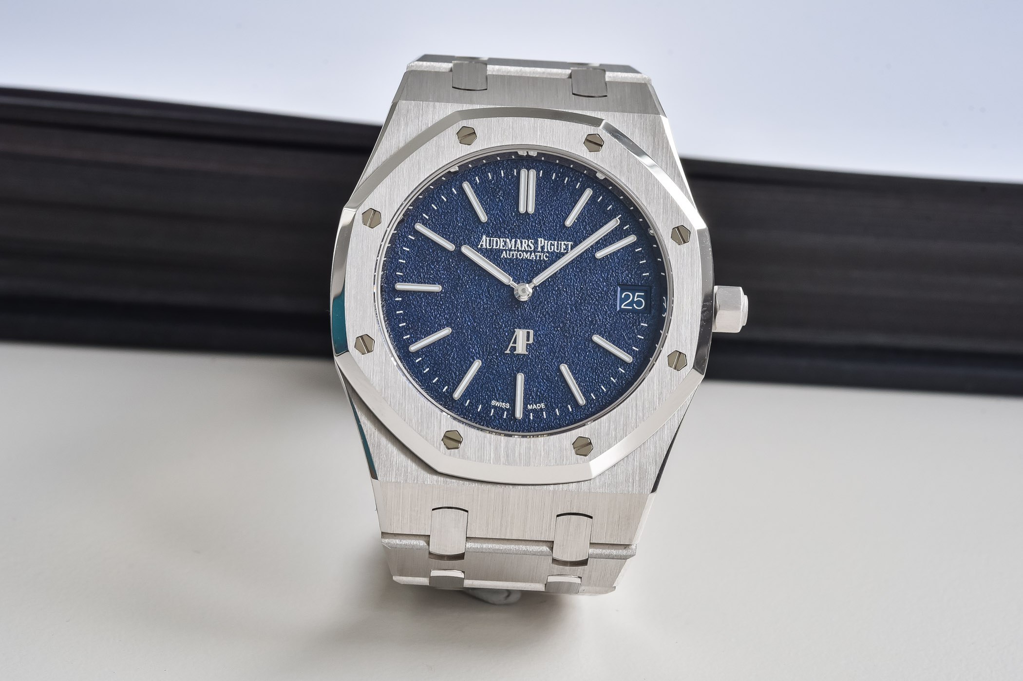 Audemars Piguet Royal Oak Jumbo Extra-Thin 16202BC Tuscan Dial Blue Grained White Gold - review - 10
