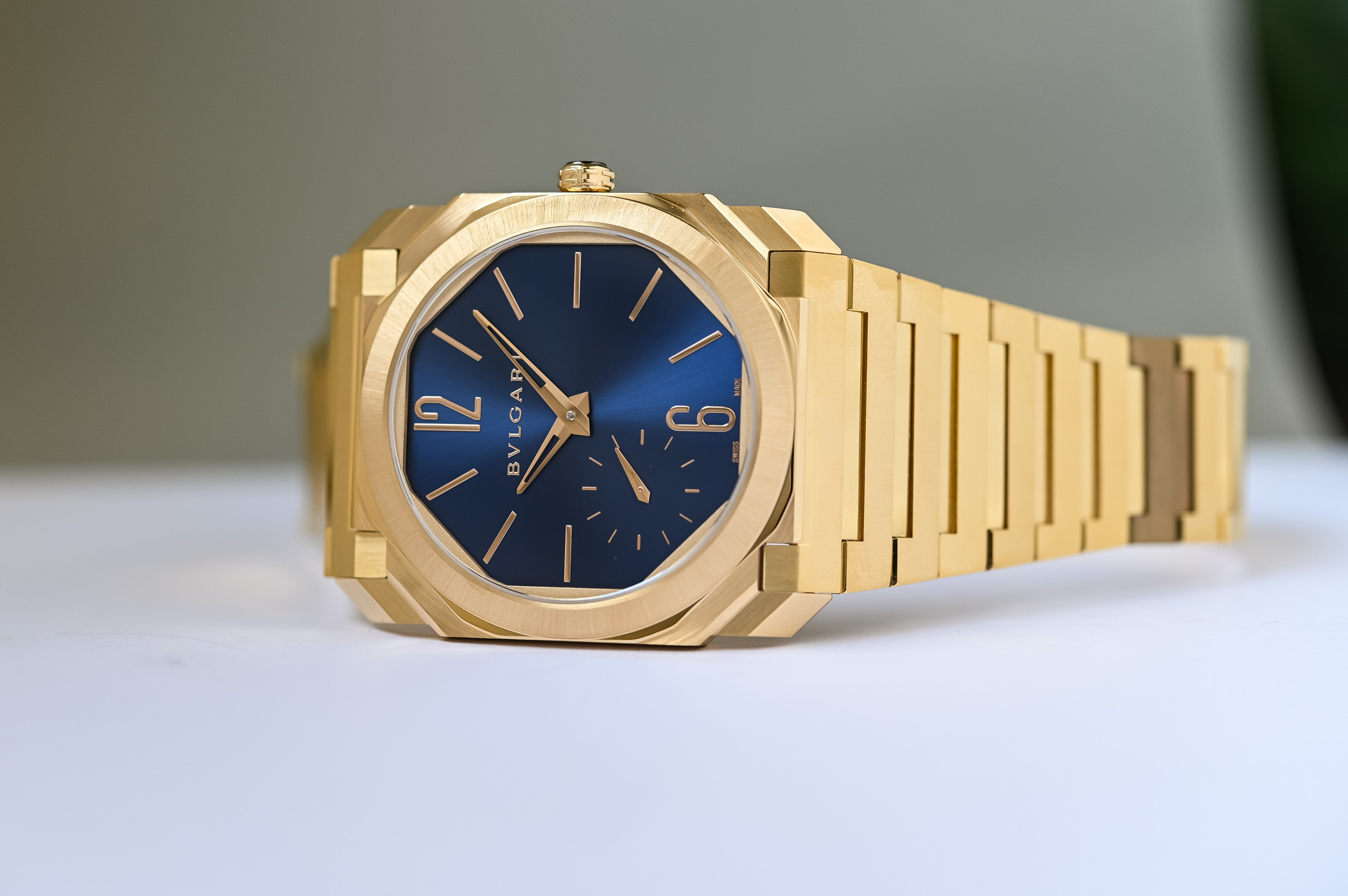 Bulgari Octo Finissimo Automatic yellow gold blue dial 103812 - hands-on - 5