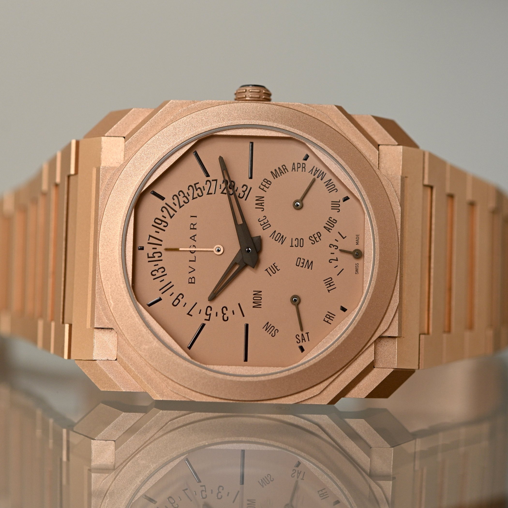 First look – The wonderful warmth of Bulgari Octo Finepissimo Perpetual Calendar Roségold Gold
