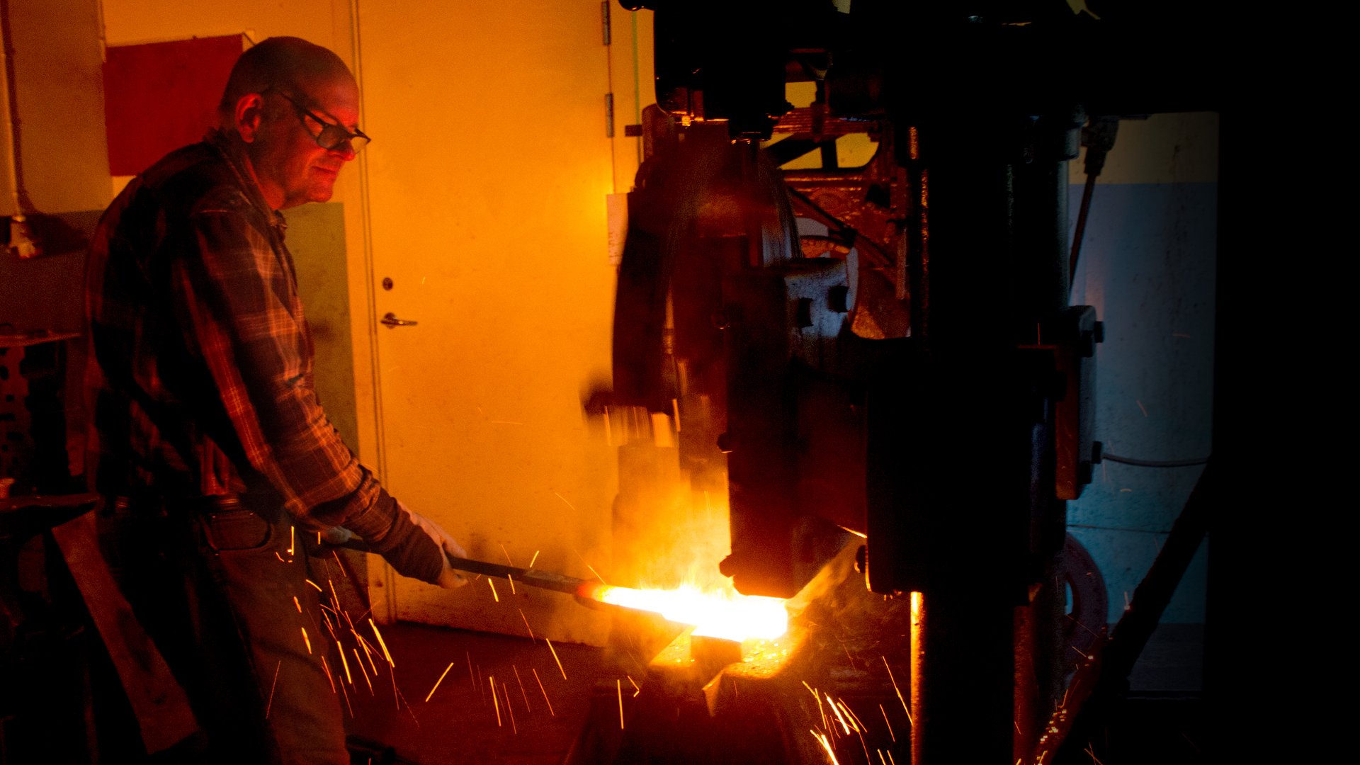 00_Conny_Persson_handforging_damascus_steel_with_one_of_his_four_air_hammers1920