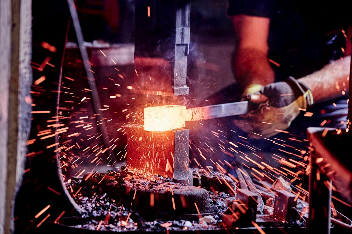 00_Damascus_steel_forged_by_hand_with_assistance_of_air_hammer-1200